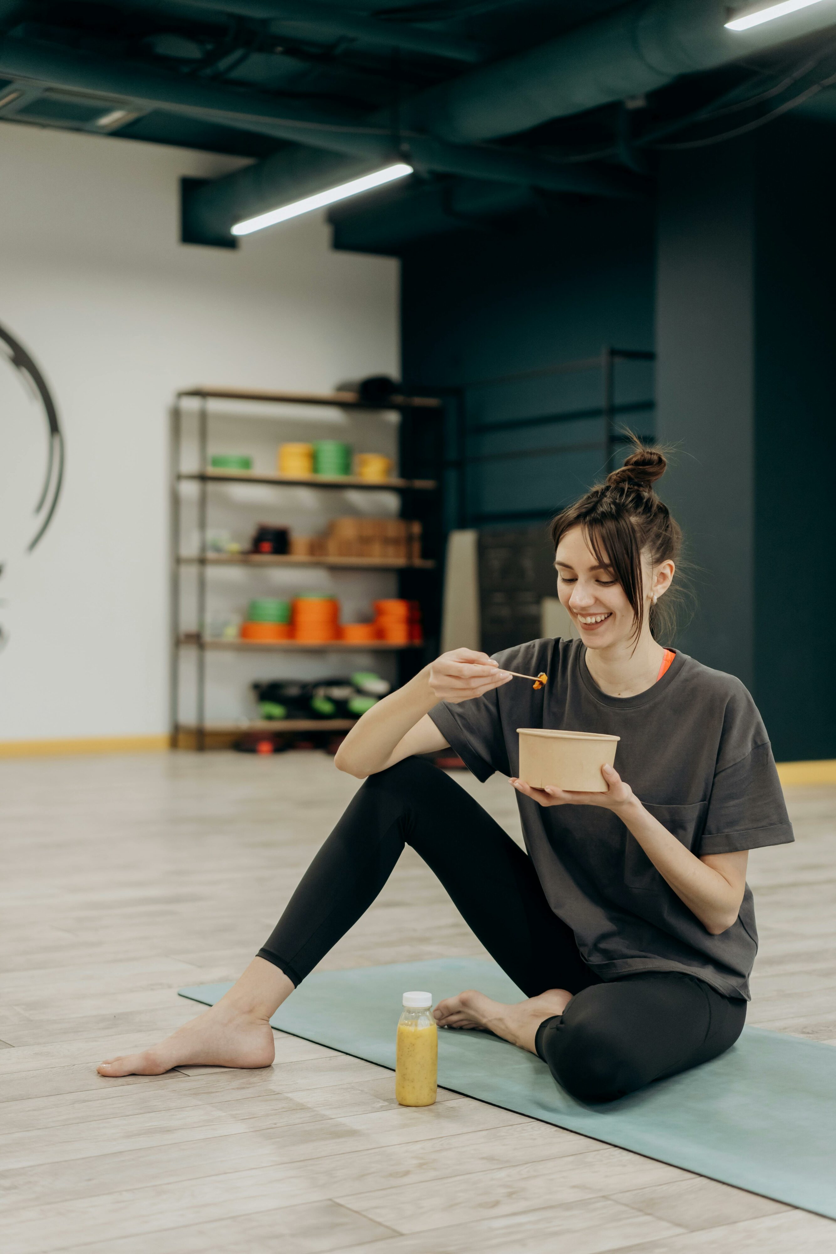 Foto de Mikhail Nilov: https://www.pexels.com/es-es/foto/comida-ensalada-sano-mujer-6740516/